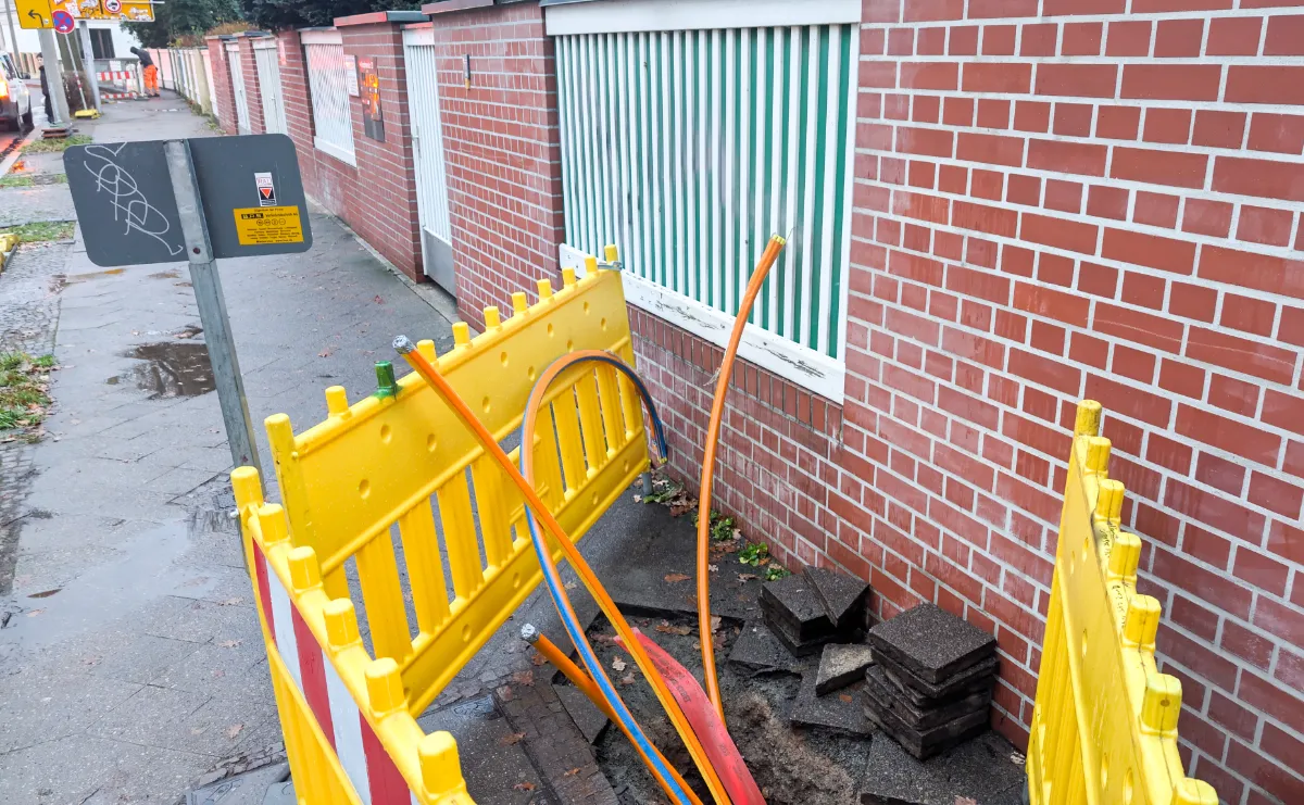 Glasfaserausbau am Gehweg