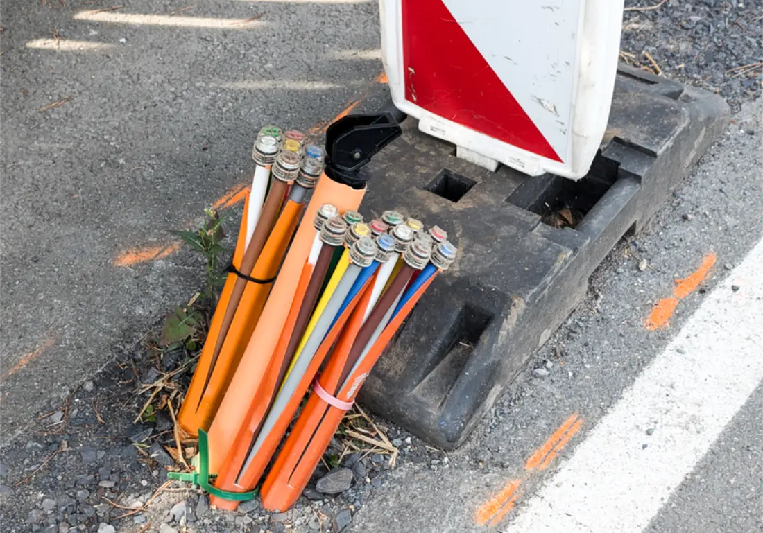 Glasfaserkabel auf der Strasse für den Ausbau