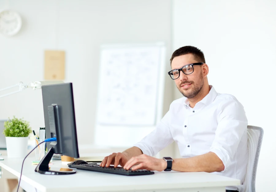 Mann im Büro am PC Mann im Büro am PC