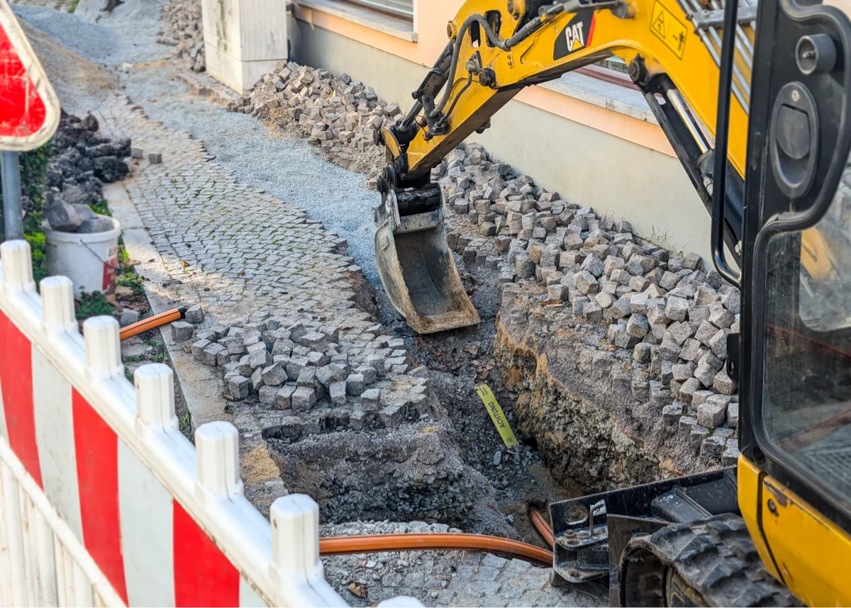 Macro-Trench auf einem Fußweg