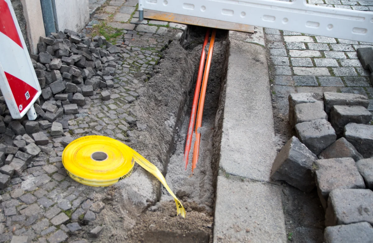 Mini-Trenching-Kanal an einem Fussweg
